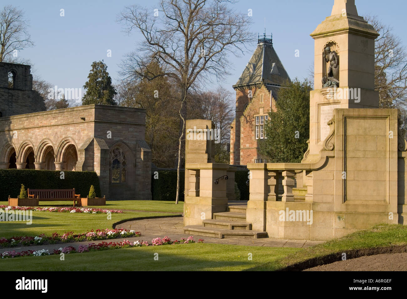 Memoriale di guerra e giardini con Roxburghe corsia e old school Kelso Scozia Scotland Foto Stock