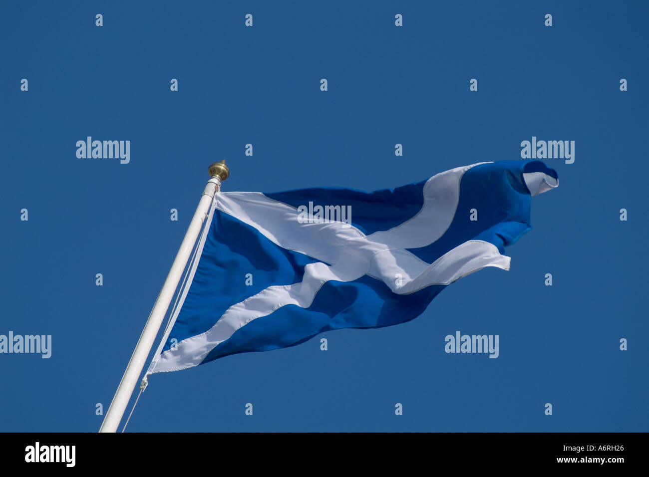 Bandiera scozzese di St Andrews si intraversa battenti in vento - direzione immagine a destra può essere ribaltato per adattarsi al formato Foto Stock