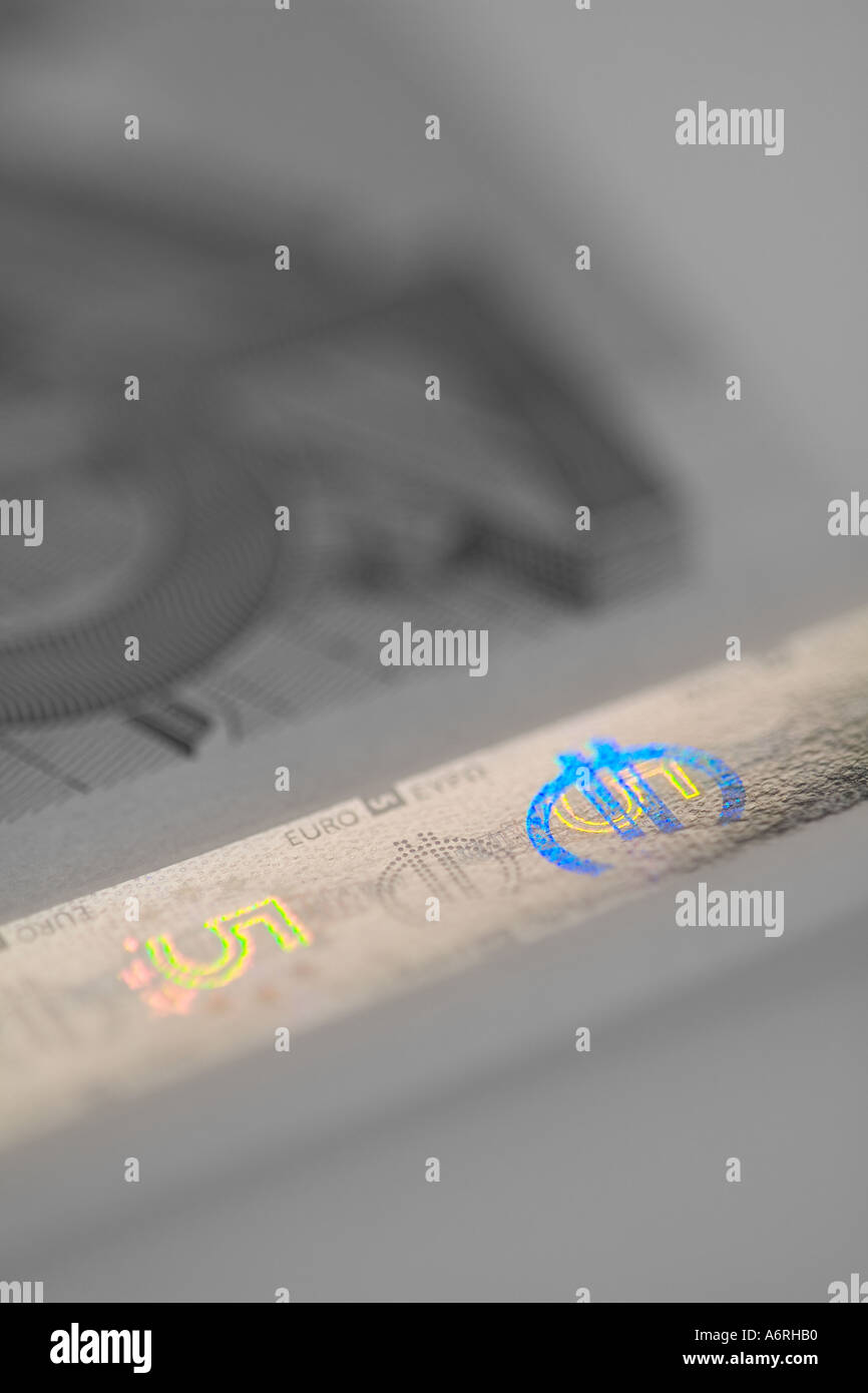 Valuta Euro nota studio shot con fuori fuoco zone e forte simbolo euro gli effetti di colore applicato ad ologramma non autentico fake Foto Stock