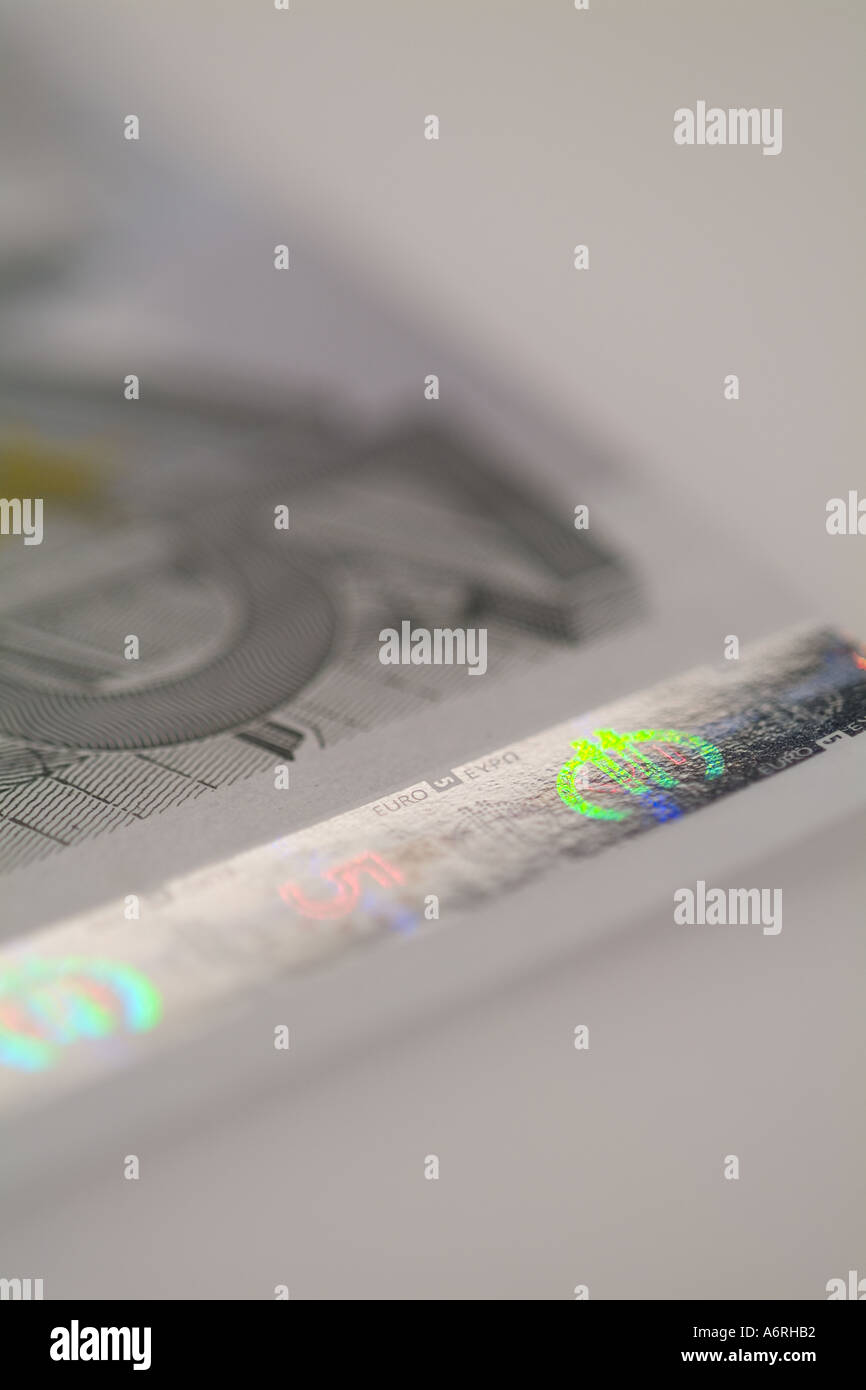 Valuta Euro nota studio shot con fuori fuoco zone e forte simbolo euro gli effetti di colore applicato ad ologramma non autentico fake Foto Stock