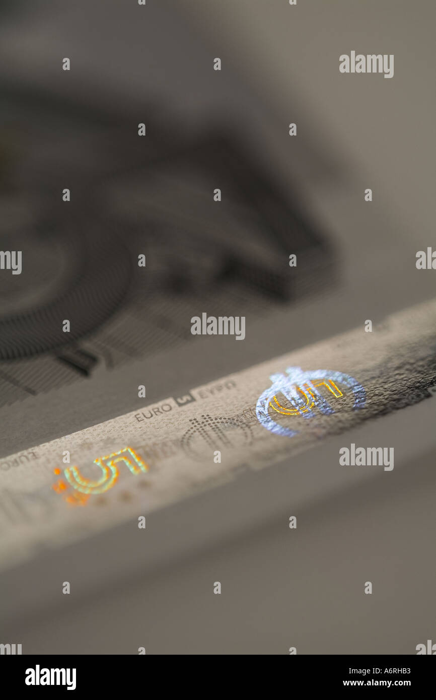 Valuta Euro nota studio shot con fuori fuoco zone e forte simbolo euro gli effetti di colore applicato ad ologramma non autentico fake Foto Stock