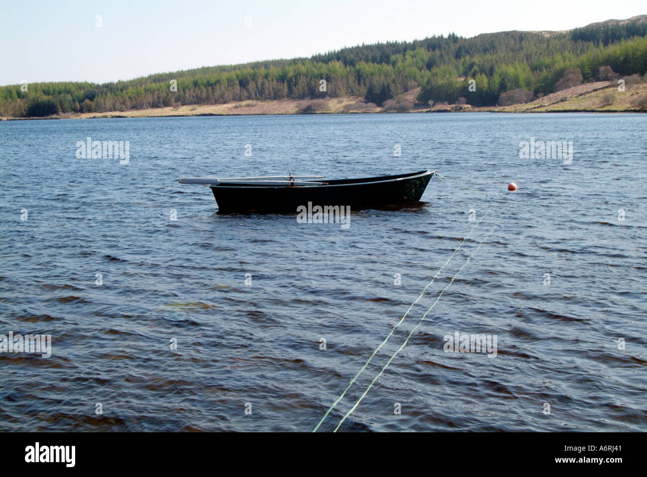 Barca da pesca sul loch peallach Isle of Mull Ebridi Interne di viaggio isola di Scozia Isola Argyll and Bute Highlands bellezza scenica Foto Stock