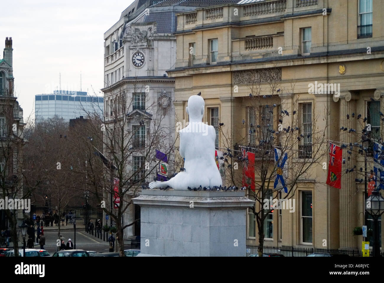 Vista posteriore di Marc Quinn scultura di Alison riunitore Trafalgar Square London Inghilterra England Foto Stock