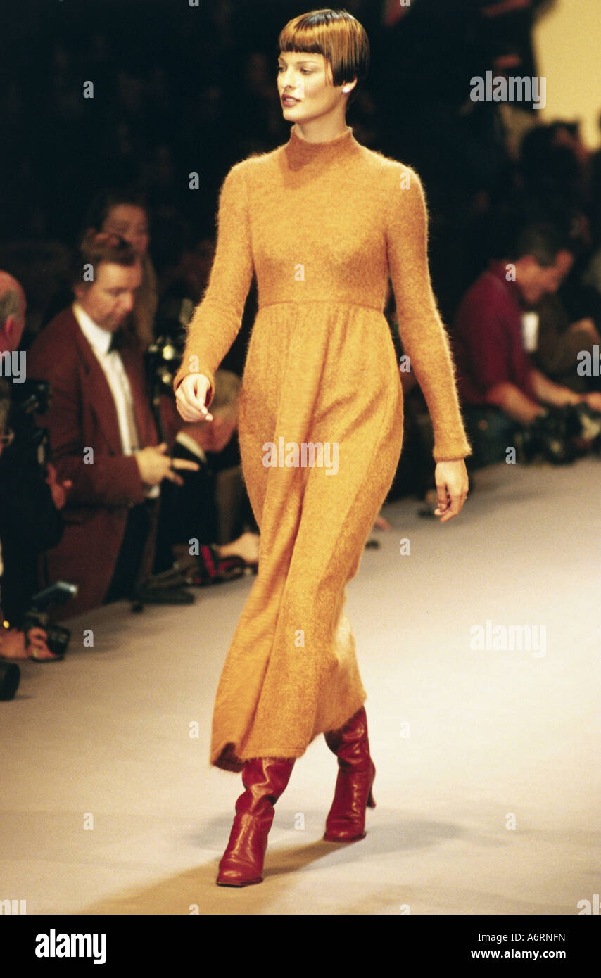 Evangelista, Linda, * 10.5.1965, modello canadese a piena lunghezza e al fashion show da Chloe, per l'autunno-inverno-collezione 1993 / 1994, Pa Foto Stock