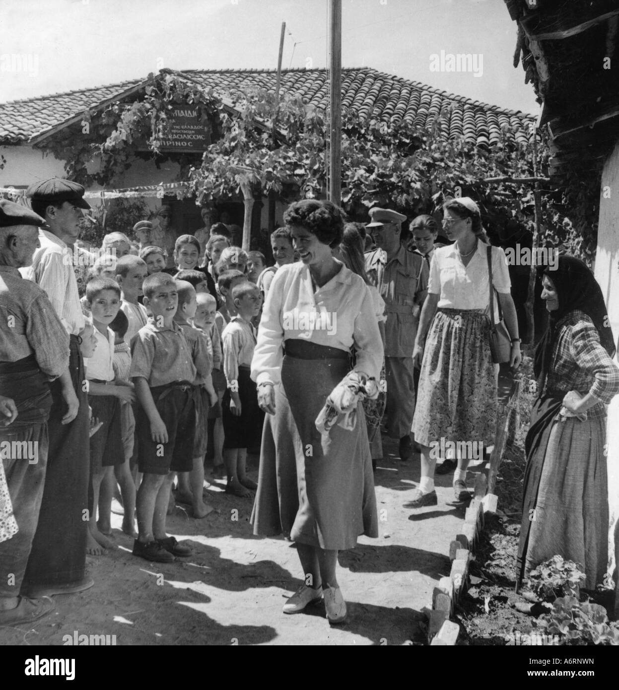 Frederika, 18.4.1917 - 6.2.1981, regina consorte della Grecia 1.4.1947 - 6.3.1964, visitando il villaggio Kyprinon, Tracia, del 1950 circa, Foto Stock