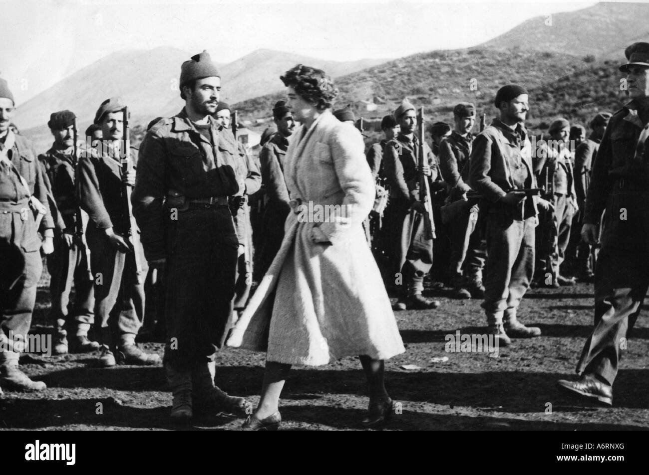 Frederika, 18.4.1917 - 6.2.1981, regina consorte della Grecia 1.4.1947 - 6.3.1964, visitando i soldati al Albaniam anteriore, circa 194 Foto Stock