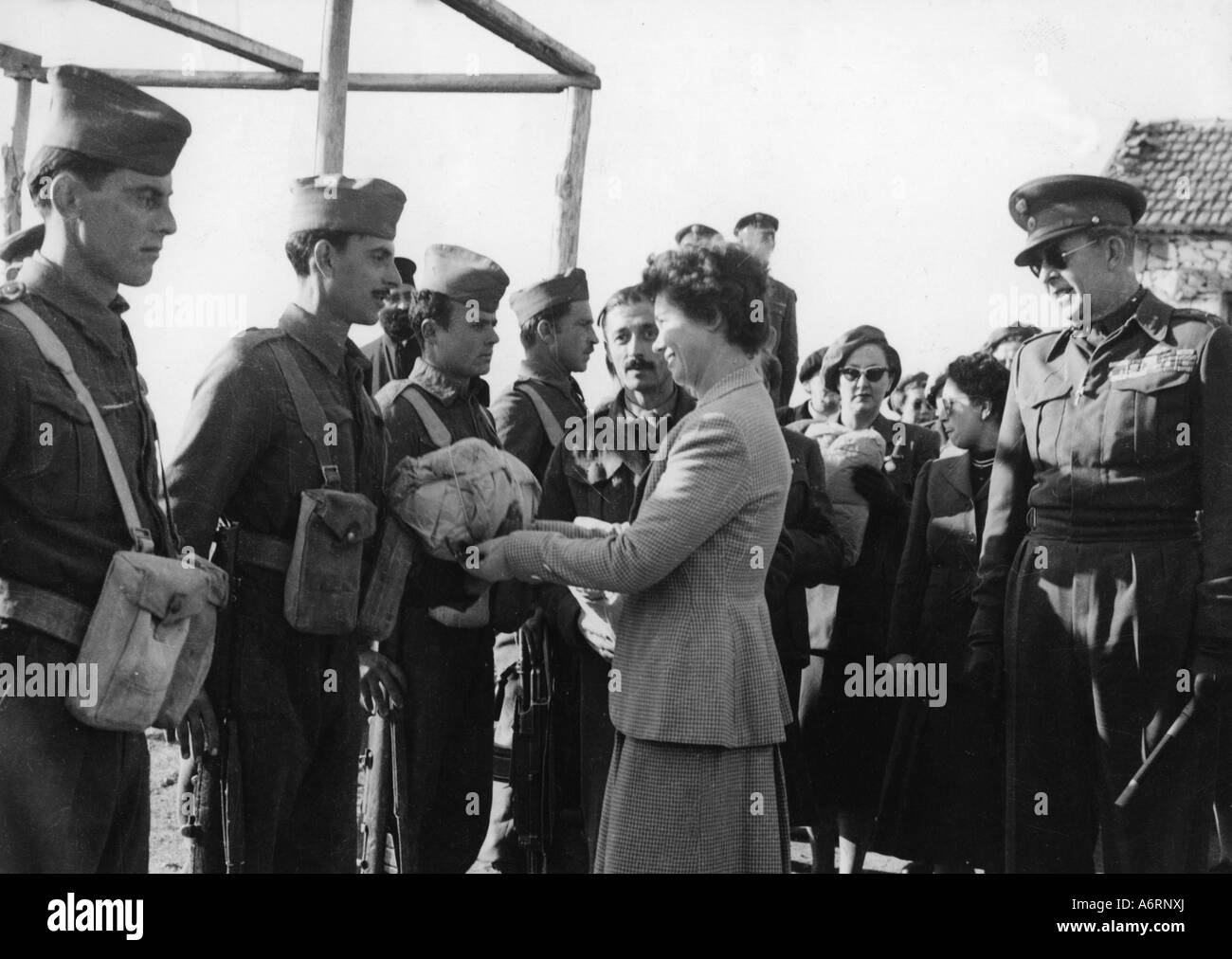 Frederika, 18.4.1917 - 6.2.1981, regina consorte della Grecia 1.4.1947 - 6.3.1964, visitando i soldati, circa 1948, Hannover, Brunswyck Foto Stock