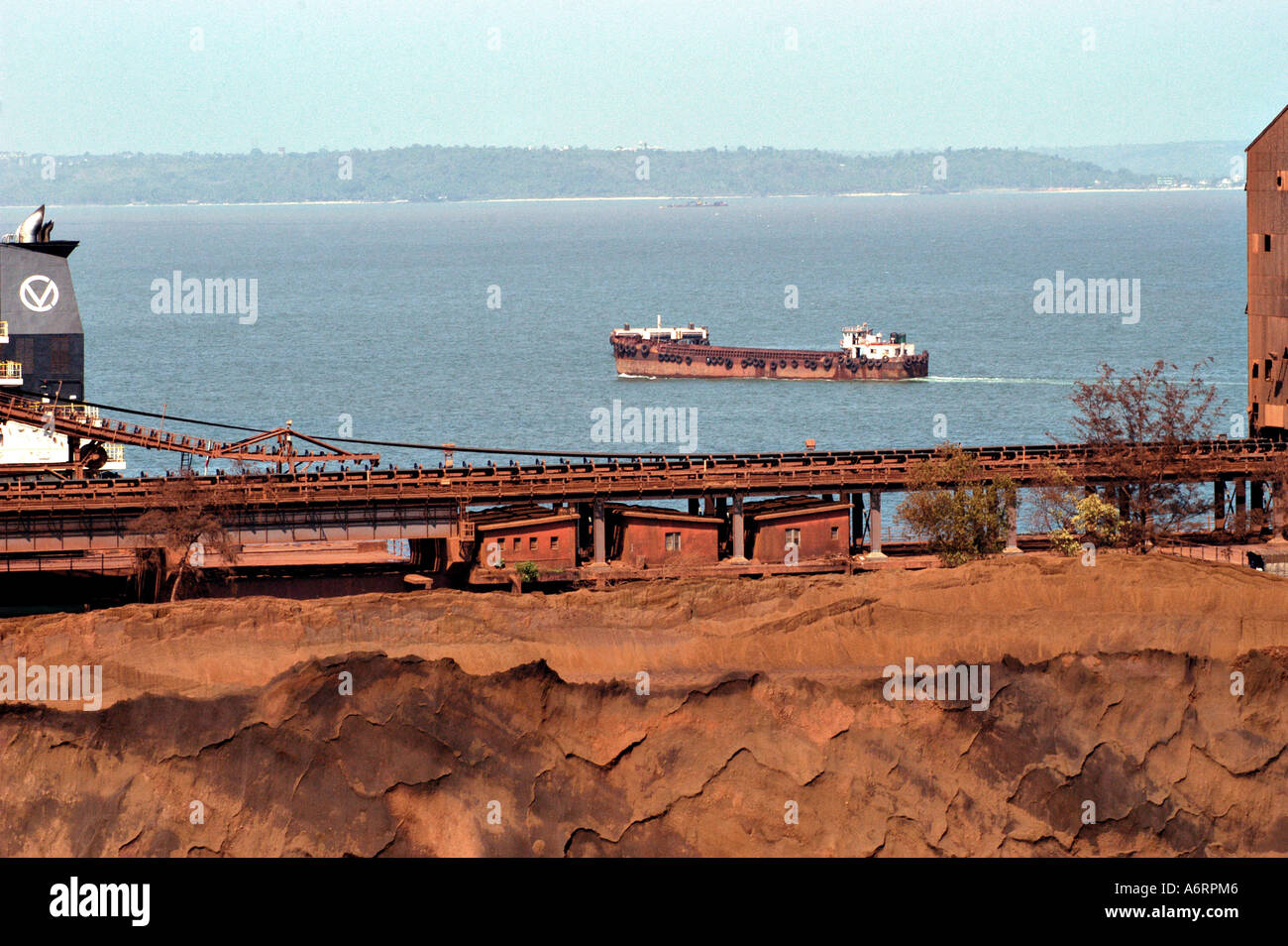 ASB77370 il minerale di ferro in attesa di essere caricati su navi portarinfuse navi, Goa, India Foto Stock