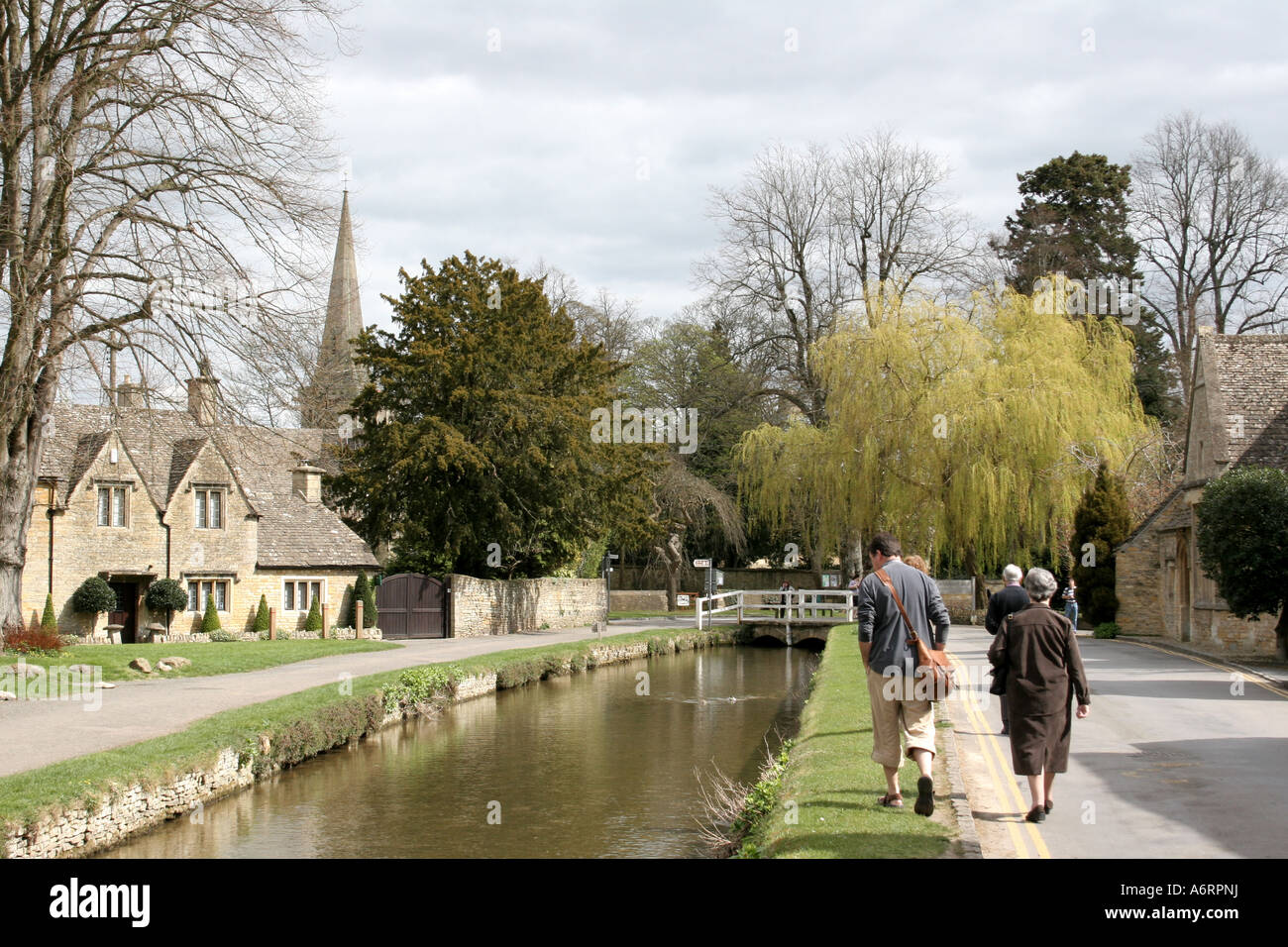 Il fiume occhio e Chiesa di Santa Maria in Lower Slaughter nel Gloucestershire. Foto Stock