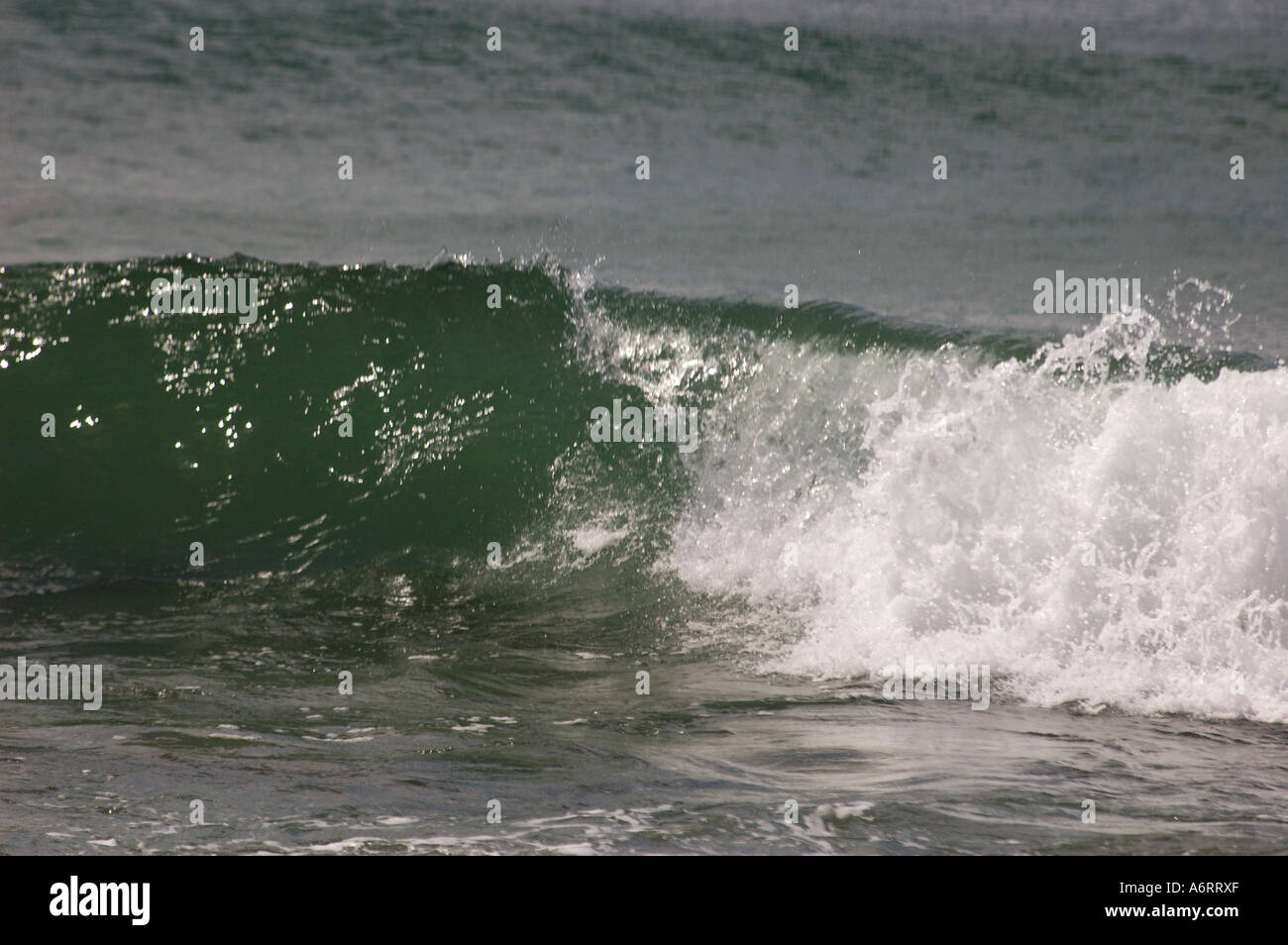 Piccola Onda si rompe sulla spiaggia Queensland Australia Foto Stock