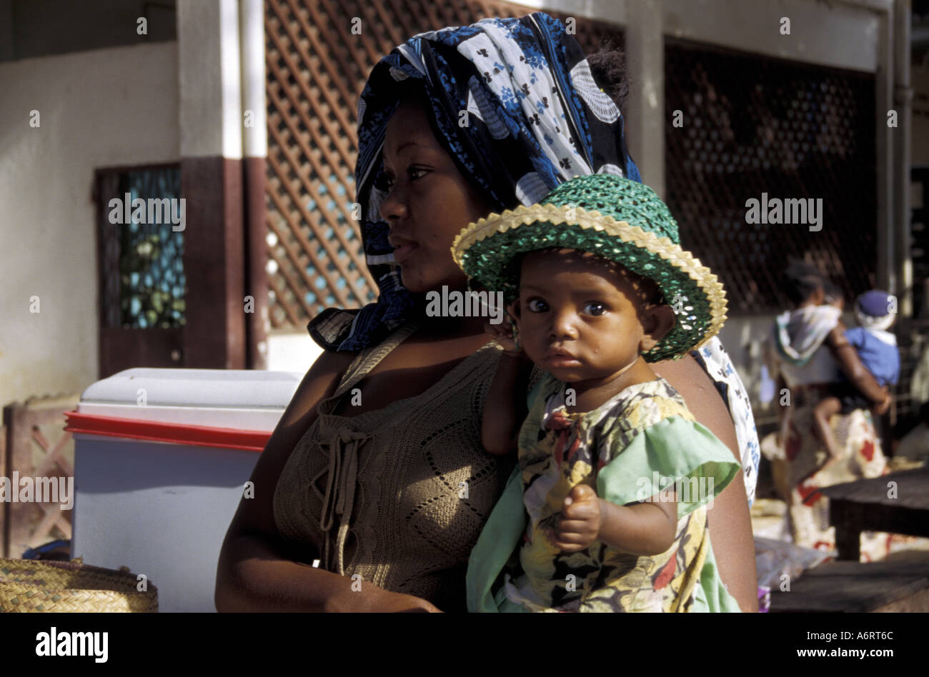 Africa e Madagascar, Diego Suarez. Donna e bambino al mercato. Foto Stock