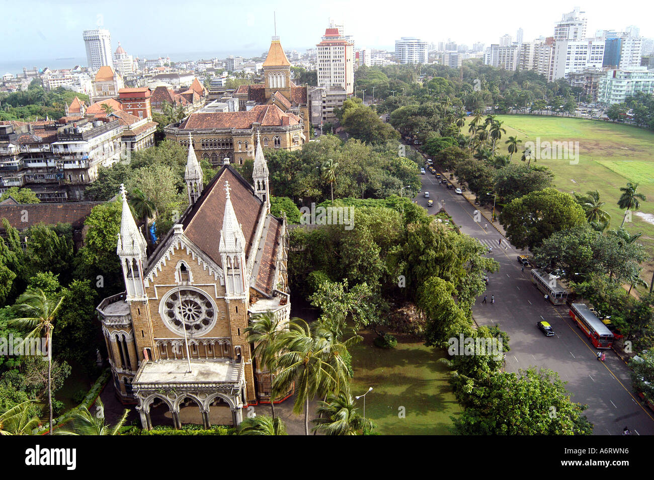 Vista aerea della convocazione magnifiche hall dalla parte superiore della torre Rajabhai nell Università di Mumbai Bombay Maharashtra India Asia Foto Stock