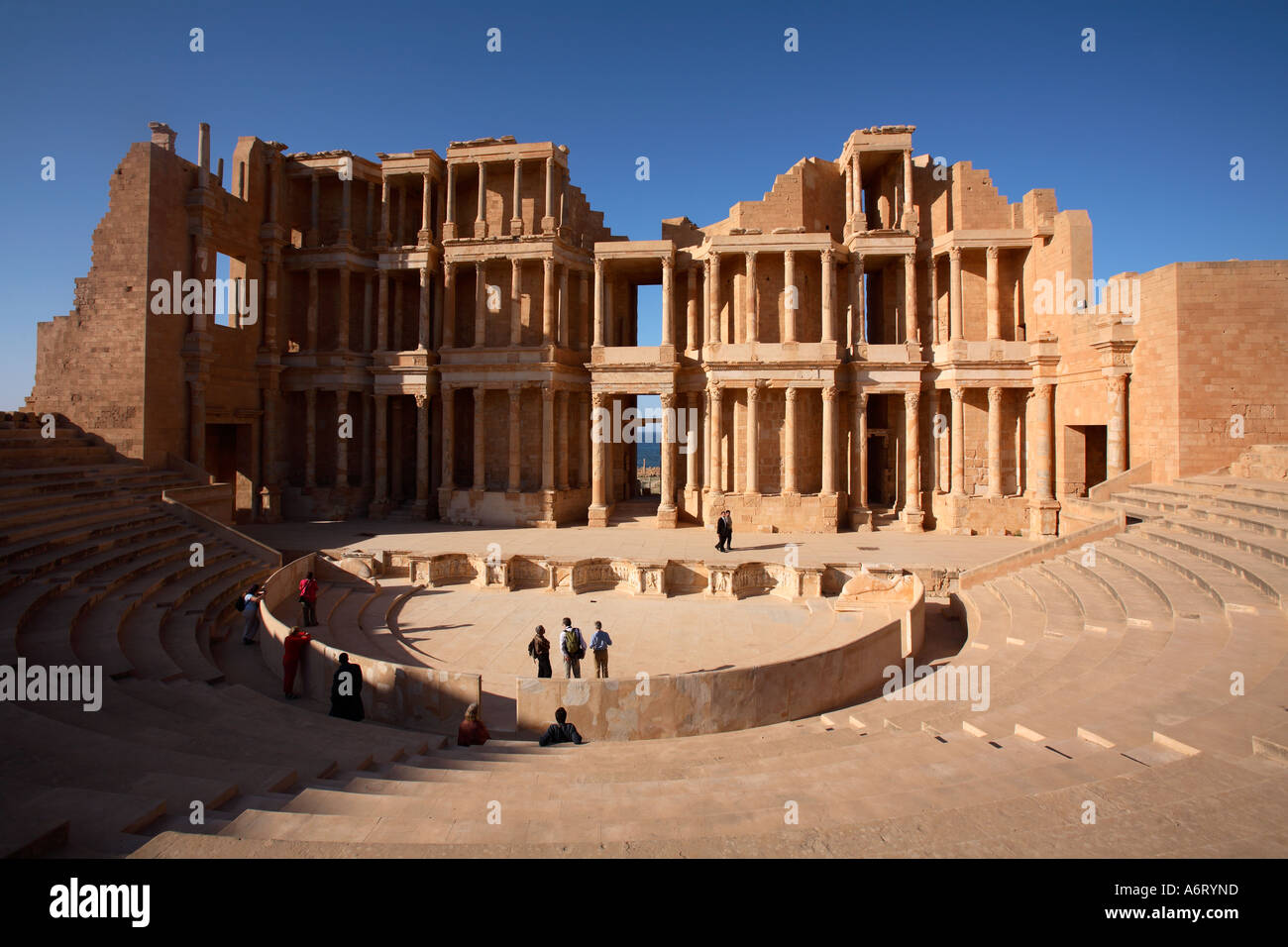 In gran parte ricostruito teatro romano di Sabratha in Libia Foto Stock
