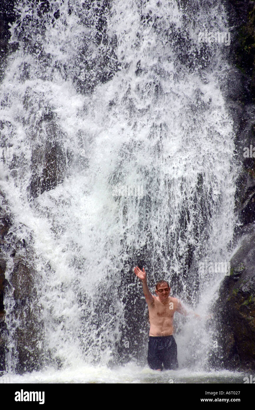 Cascata cascata con uomo sventolare a Waimea Falls Oahu Hawaii Foto Stock