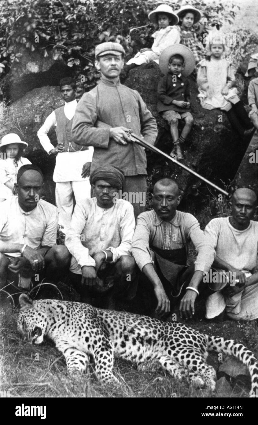 Caccia, gatti rapaci, leopardo, predatore sparato, cacciatore e assistenti, foto di gruppo, India, 1902, gatto, assistente, caccia al grande gioco, indiano, Brit, inglese, coloniale, colonia, posa, fucile, arma, persone, bambino, bambini, circa 1900, 19th secolo, 20th, storico, storico, 1900s, Foto Stock