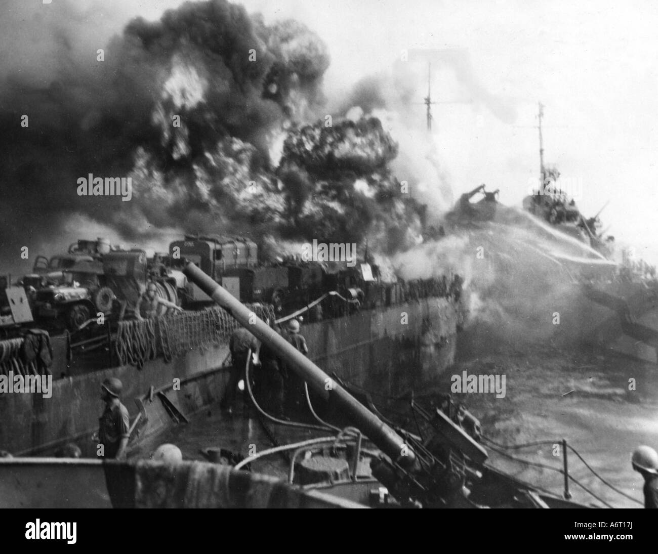 Eventi, Seconda guerra mondiale / seconda guerra mondiale, Asia sudorientale, Filippine, invasione americana di Mindora, nave di atterraggio colpita da una bomba giapponese, 15.12.1944, Foto Stock