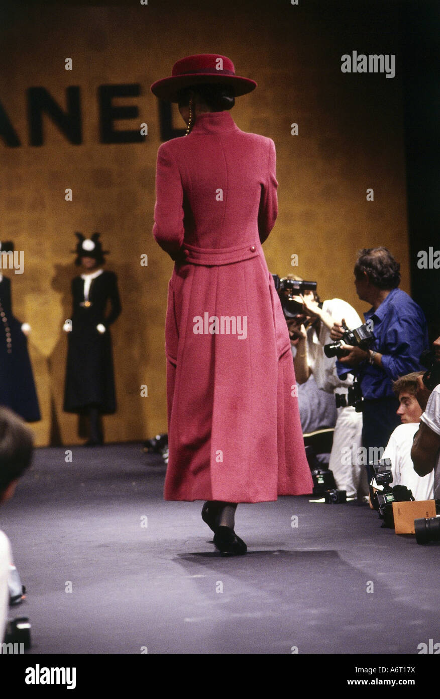 Moda, 1980s, manichino, cappotto, lunghezza intera, passerella, autmn inverno, di Chanel, Paris, 1990, 1990s, 90s, , Foto Stock