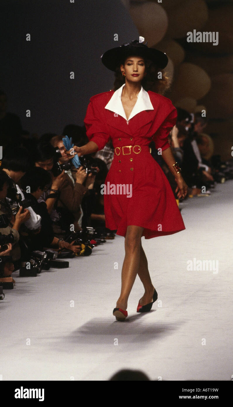 Moda, 1980s, manichino, vestito rosso, lunghezza intera, passerella, primavera estate, Pret-a-porter, di Chanel, Paris, 1988, 80s, , Foto Stock