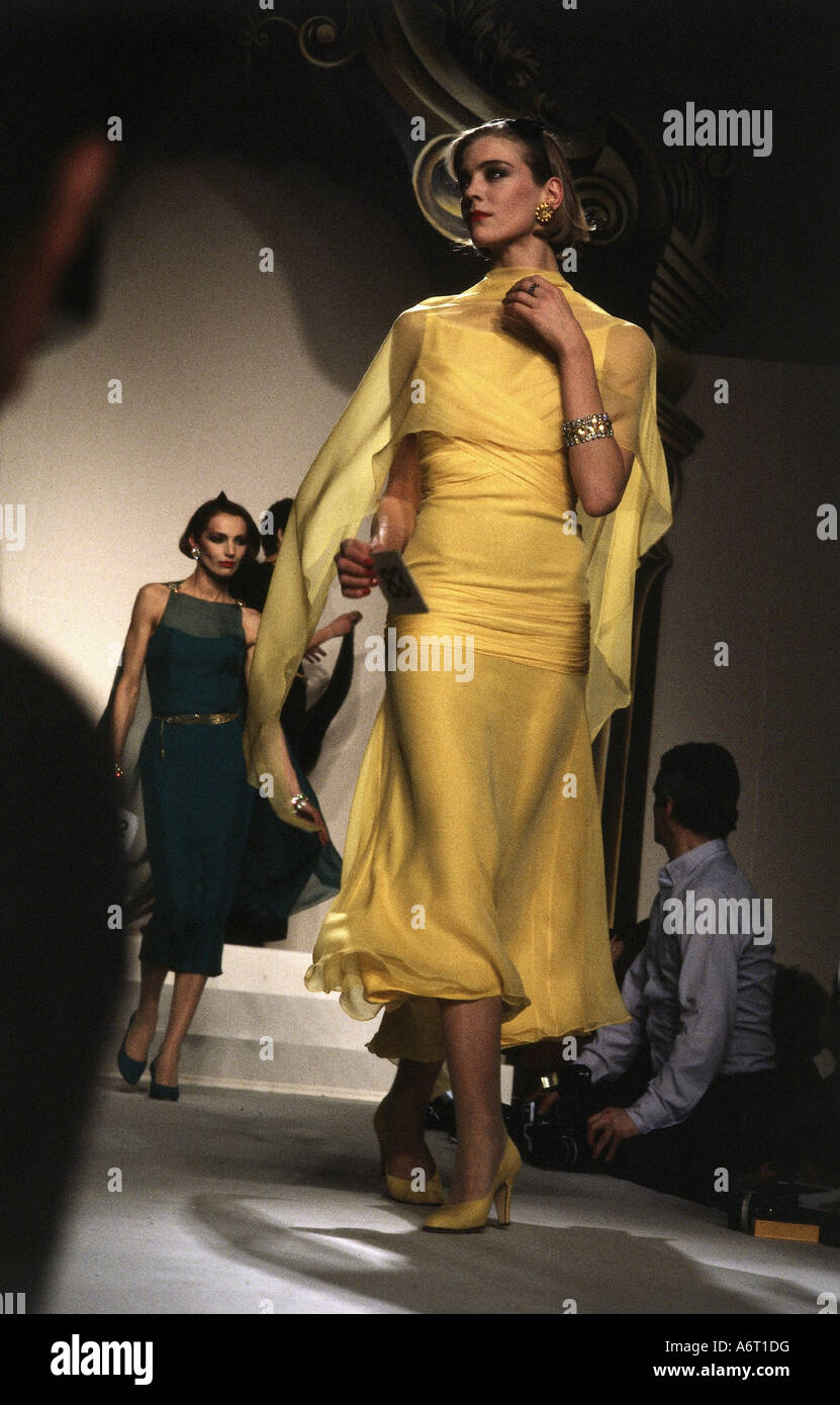 Moda, 1980s, manichino, a tutta lunghezza, vestito da sera, passerella, primavera estate, di Chanel, Parigi, 1984, 80s, , Foto Stock