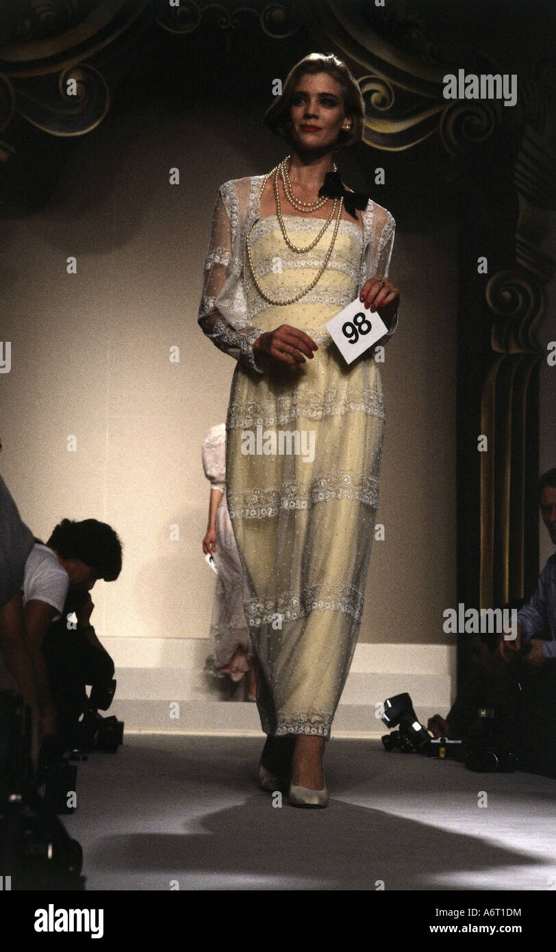 Moda, 1980s, manichino, a tutta lunghezza, vestito da sera, passerella, primavera estate, di Chanel, Parigi, 1984, 80s, , Foto Stock