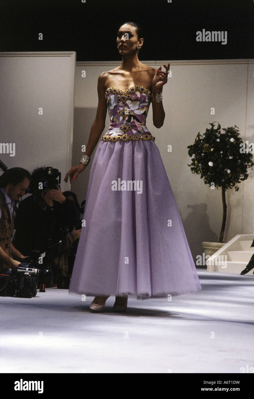 Moda, 1980s, manichino, a tutta lunghezza, vestito da sera, passerella,  primavera estate, Pret-a-porter, di Chanel, 1987, 80s Foto stock - Alamy