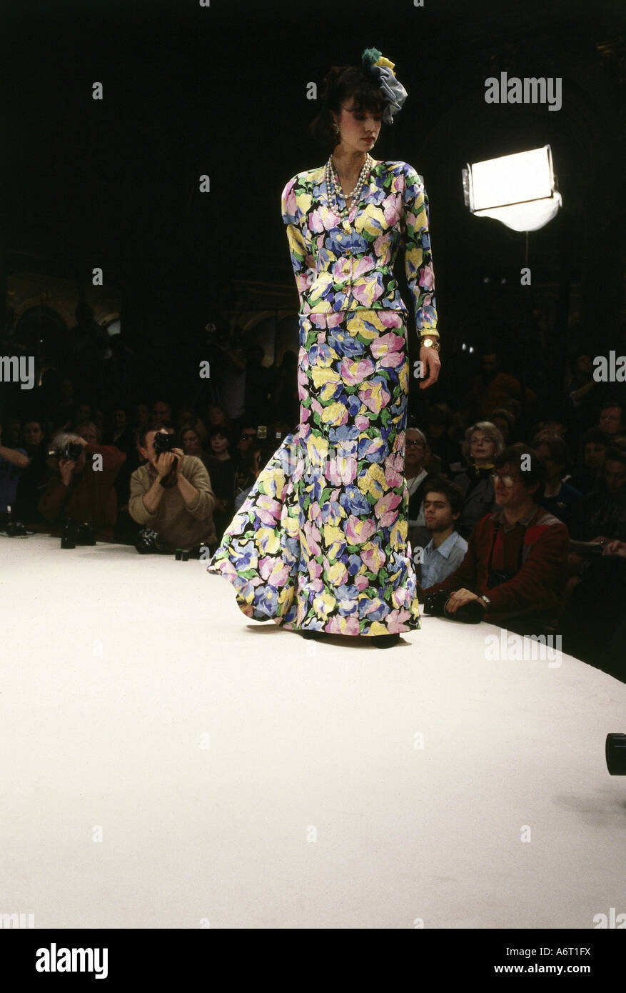 Moda, 1980s, manichino, lunghezza intera, gonna e giacca, passerella, primavera estate, di Chanel, Parigi, 1985, 80s, , Foto Stock