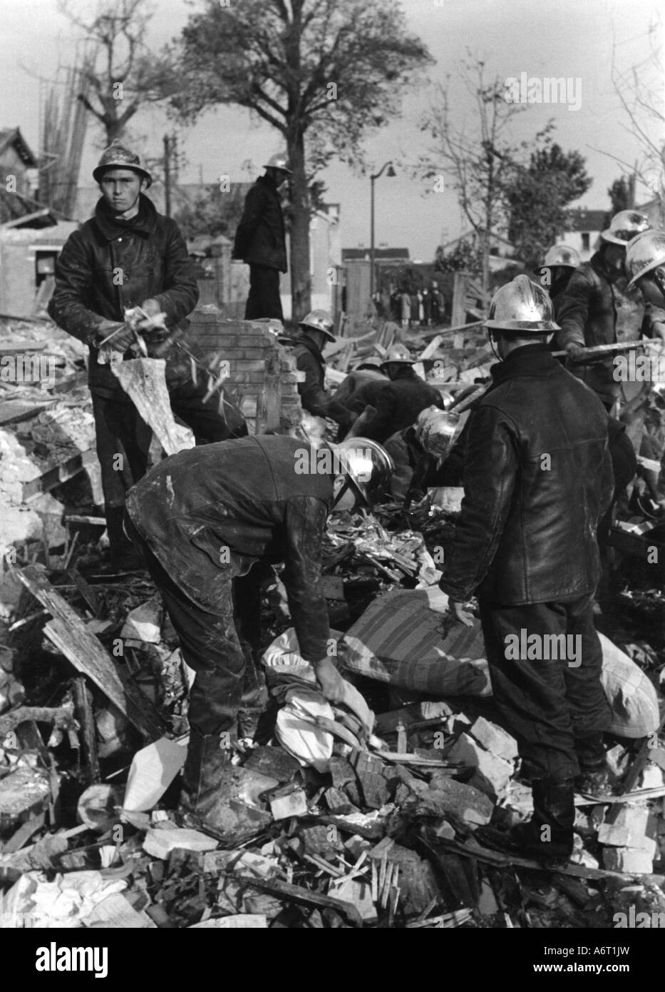 Eventi, Seconda guerra mondiale / seconda guerra mondiale, guerra aerea, Francia 1942 / 1943, raid aereo britannico su un sobborgo di Parigi, 30.5.1942, vigili del fuoco alla ricerca di vittime, francesi, civili, detriti, 20th secolo, storico, storico, RAF, Royal Air Force, Bombarer Command, attacco bombardato, sepolto, bloccato, bloccato, intrappolato, persone, 1940s, Foto Stock