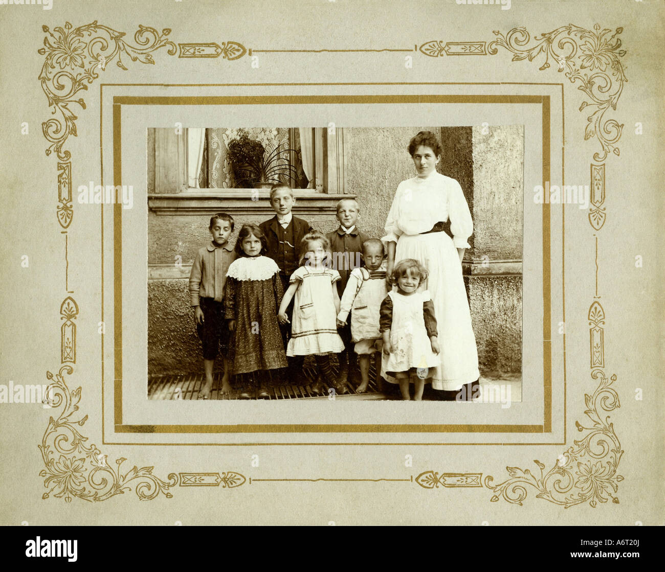 persone, famiglia, madre con figli, intera lunghezza, circa 1910, Foto Stock