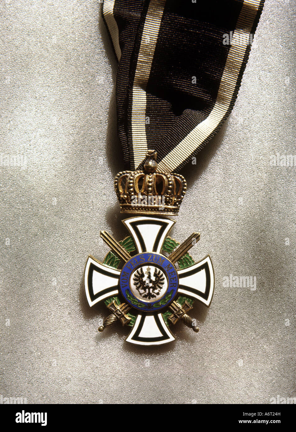 Decorazioni, Germania, Prussia, ordine domestico di Hohenzollern, cavaliere `s croce, istituito 5.12.1841, Prussian numero 16.1.1841, decorazione, storico, storico, 19th secolo, croce, spade, corona, nastro, Foto Stock