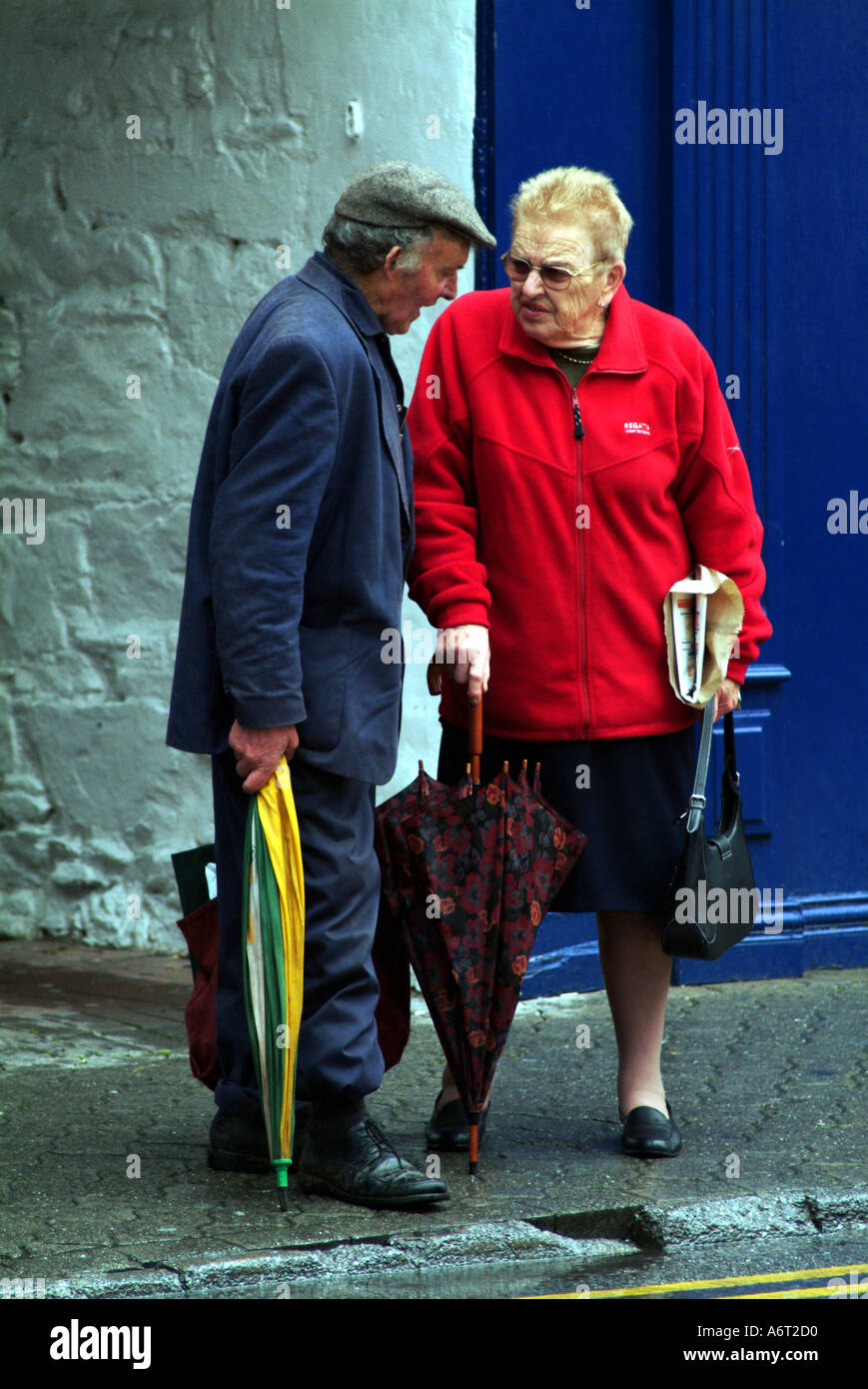 Coppia di anziani parlando Killarney Irlanda Foto Stock