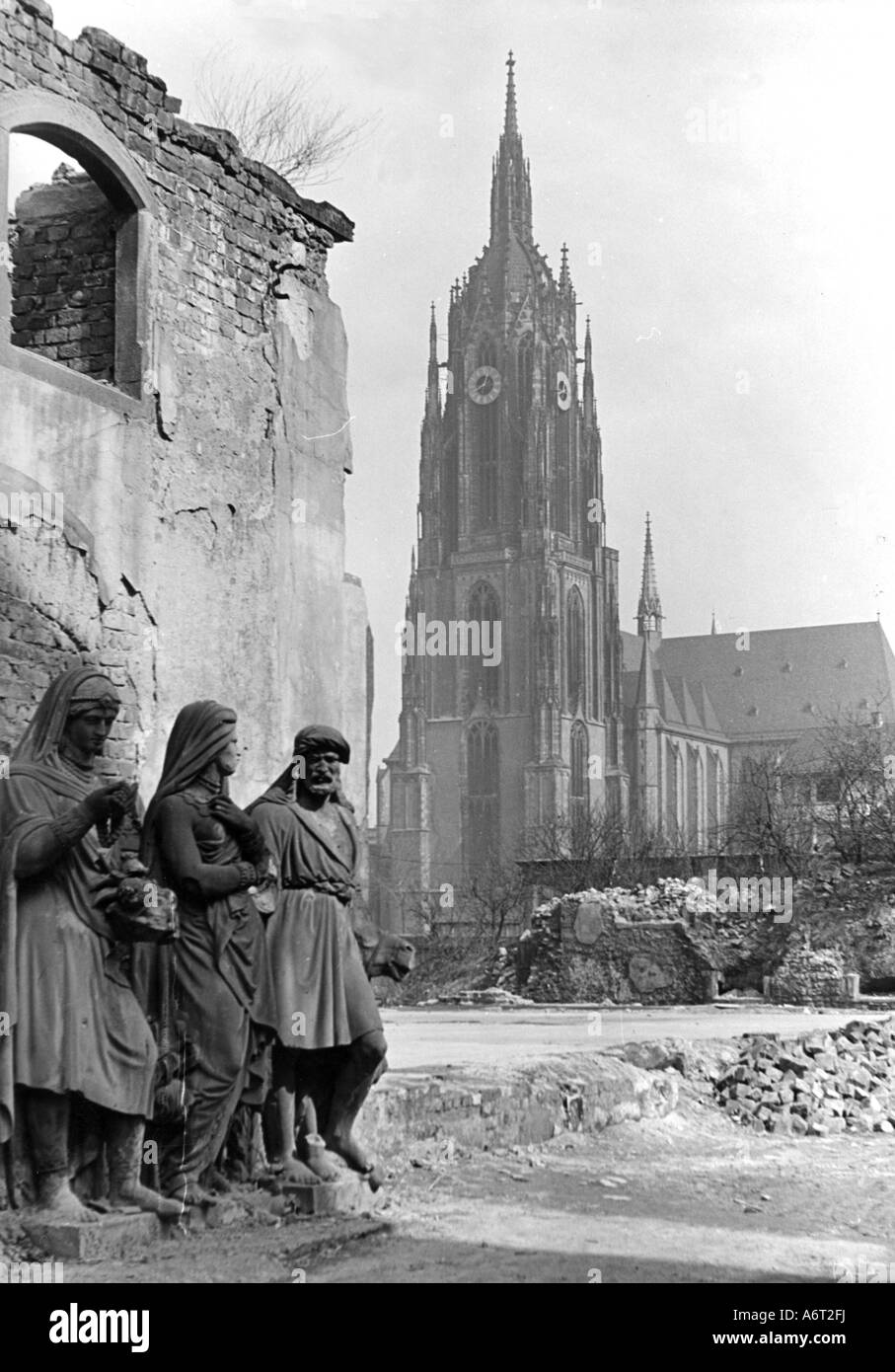 Eventi, epoca del dopoguerra, città distrutte, Francoforte sul principale, cattedrale, vista esterna, 1945, Foto Stock
