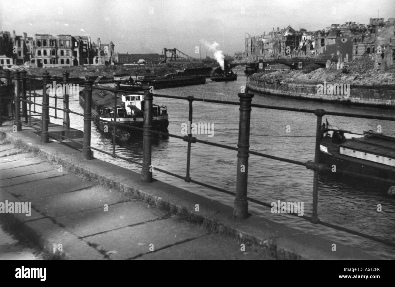Eventi, dopoguerra, città distrutte, Berlino, barche sul fiume Sprea, circa 1946, Foto Stock
