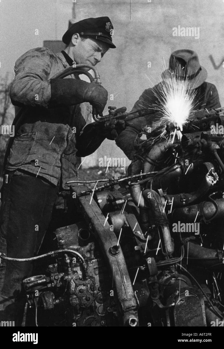 Eventi, dopoguerra, economia, utilizzo del metallo, smontaggio dei motori aeronautici, Amburgo, 4.3.1948, Foto Stock