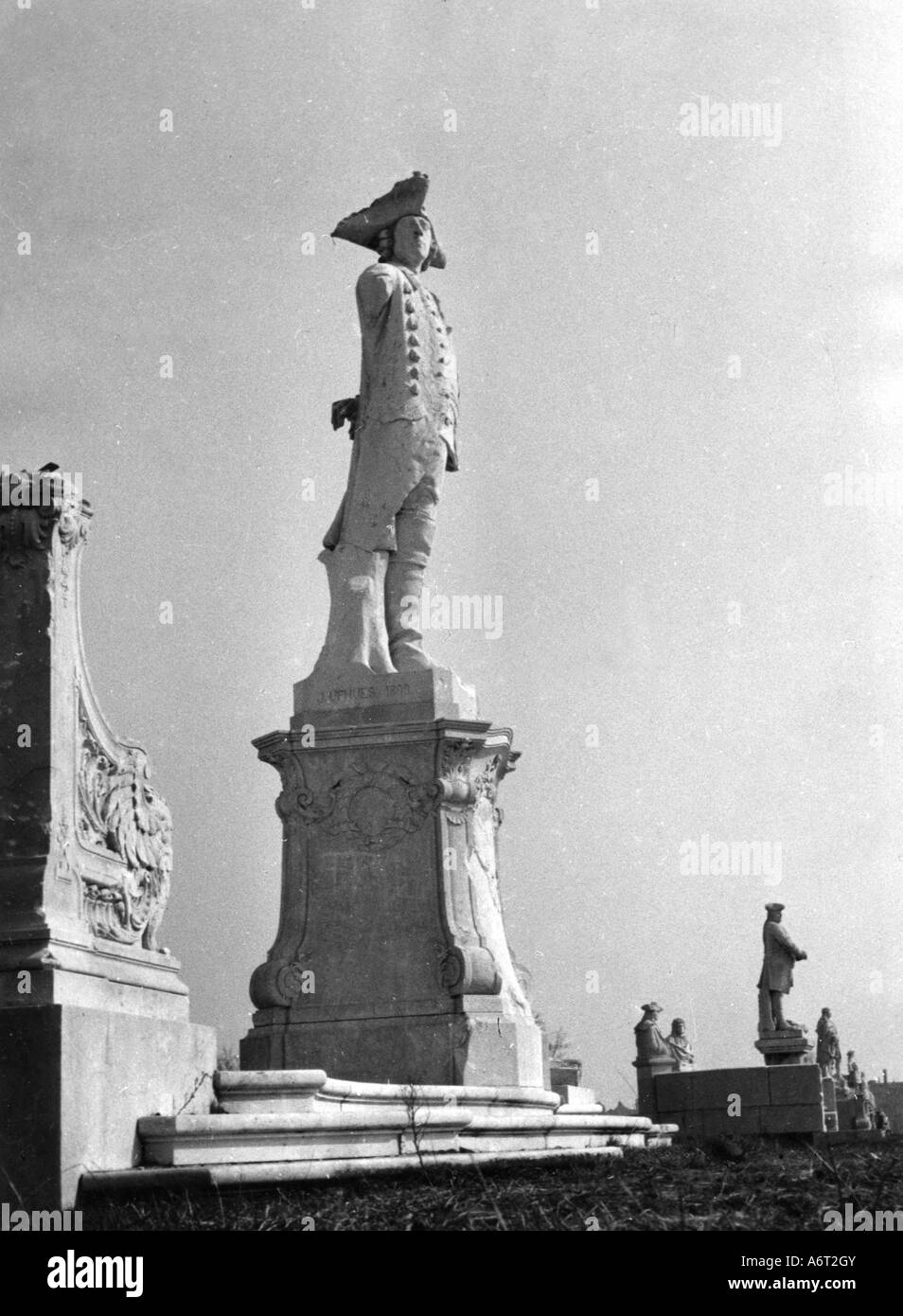 Eventi, epoca del dopoguerra, città distrutte, Berlino, monumento distrutto del re Federico II di Prussia, Siegessallee, circa 1948, Foto Stock
