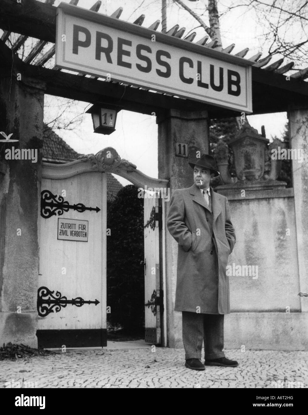 Eventi, post guerra era, stampa/media, giornalista brasiliano Berreto Leite, corrispondente di 'Diarios Assiciados Brasile', di fronte al club stampa, Berlino, 1948, Foto Stock