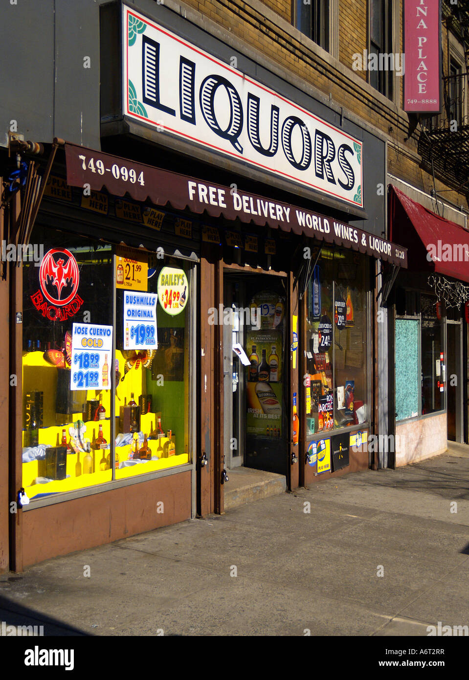 Negozio di liquori appena fuori 125th Street e Broadway a Manhattan, New York. Foto Stock