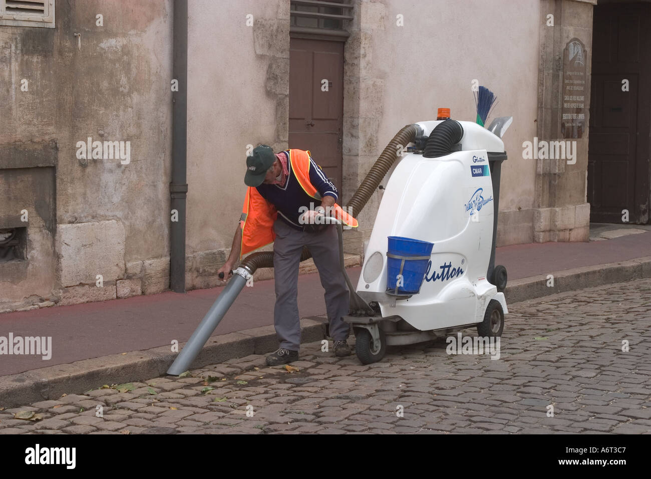 Un pulitore di via a Beaune Francia Foto Stock