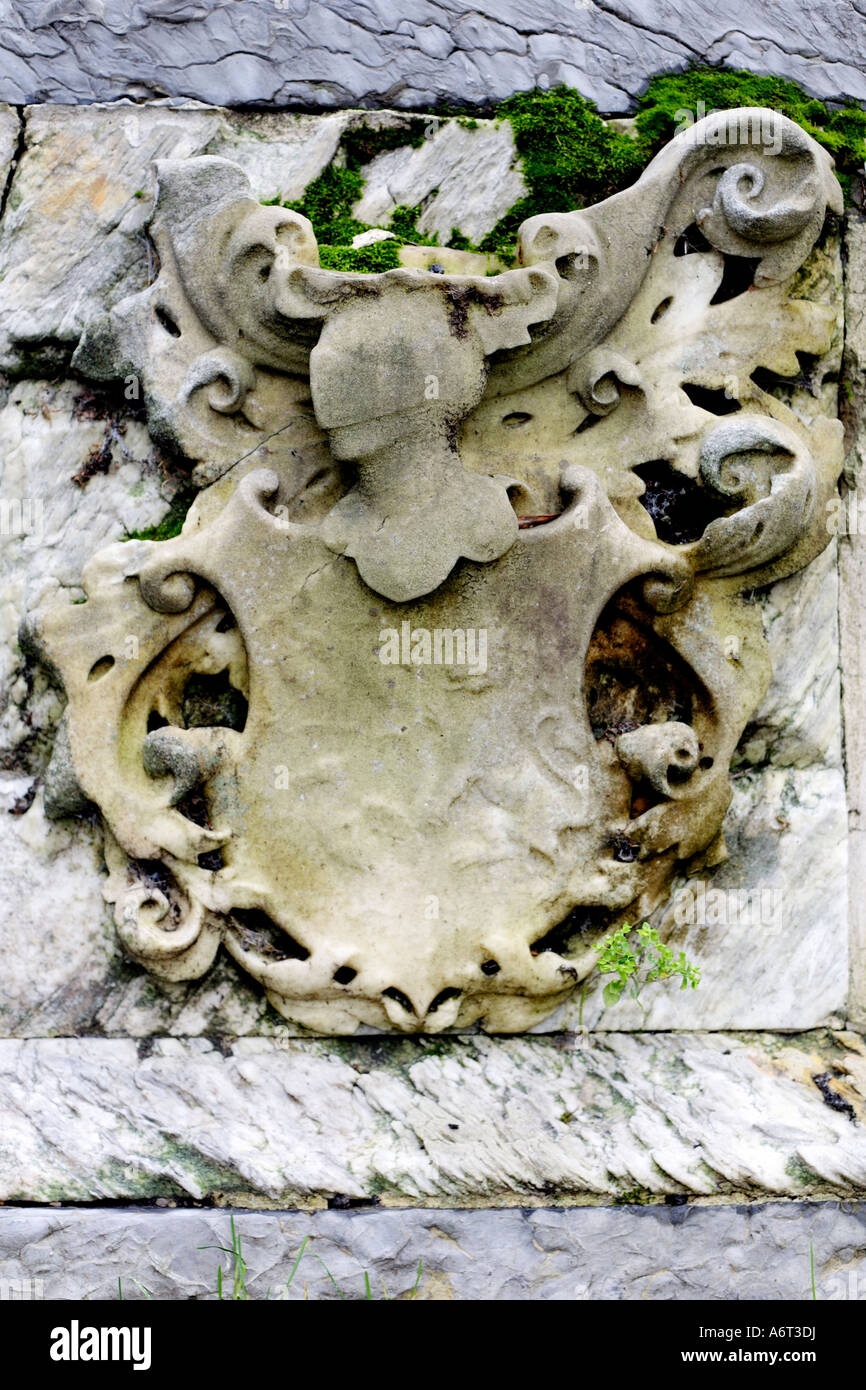 Crest sulla tomba di Anna Gibson. St George Gardens, Bloomsbury, Camden, London, England, Regno Unito Foto Stock