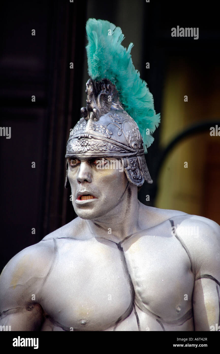 Mime in centurione romano costume. James Street, Covent Garden, Londra, Inghilterra, Regno Unito Foto Stock