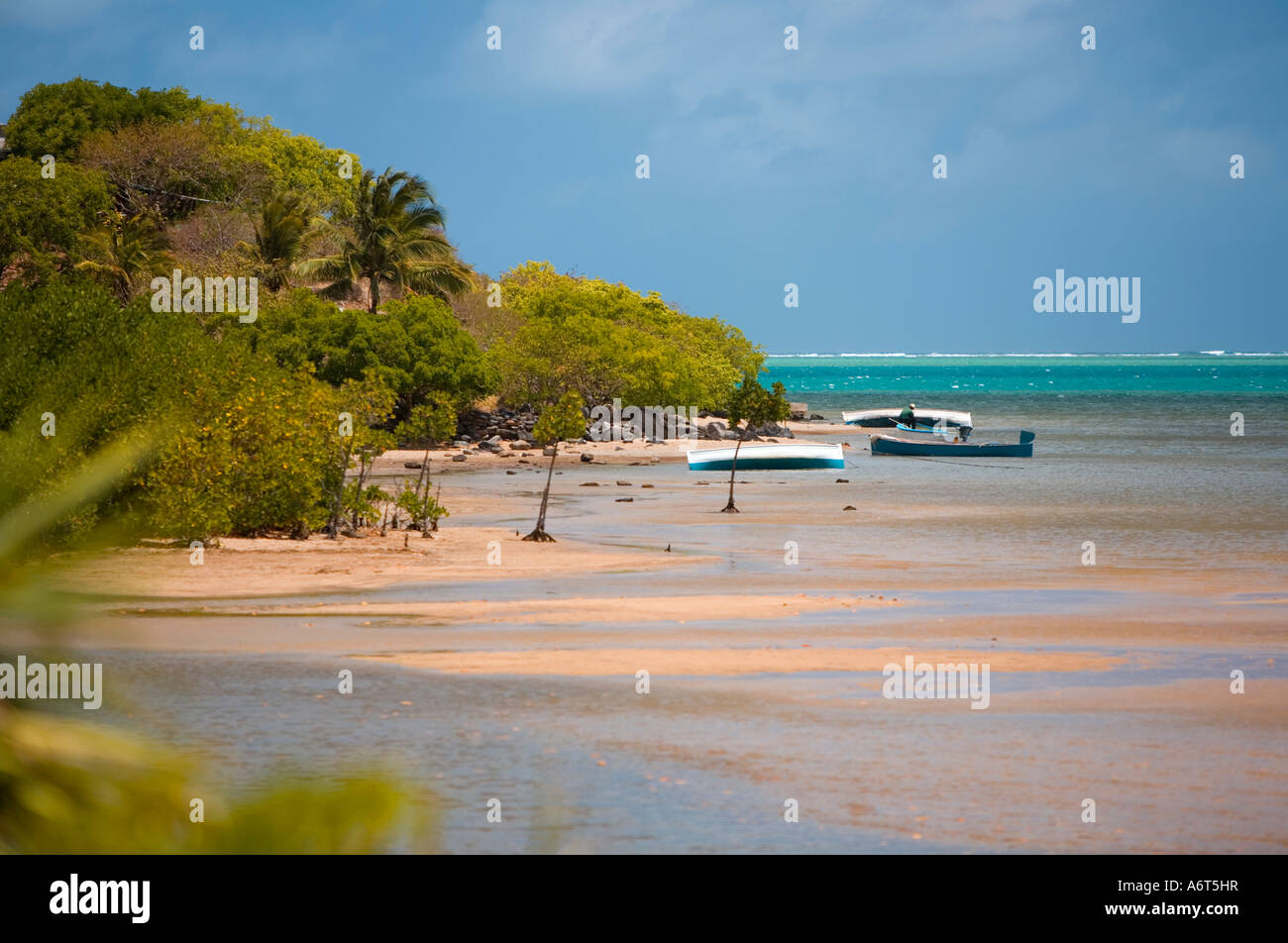 Splendida piccola baia con le barche dei pescatori in distanza "Rodrigues' Foto Stock