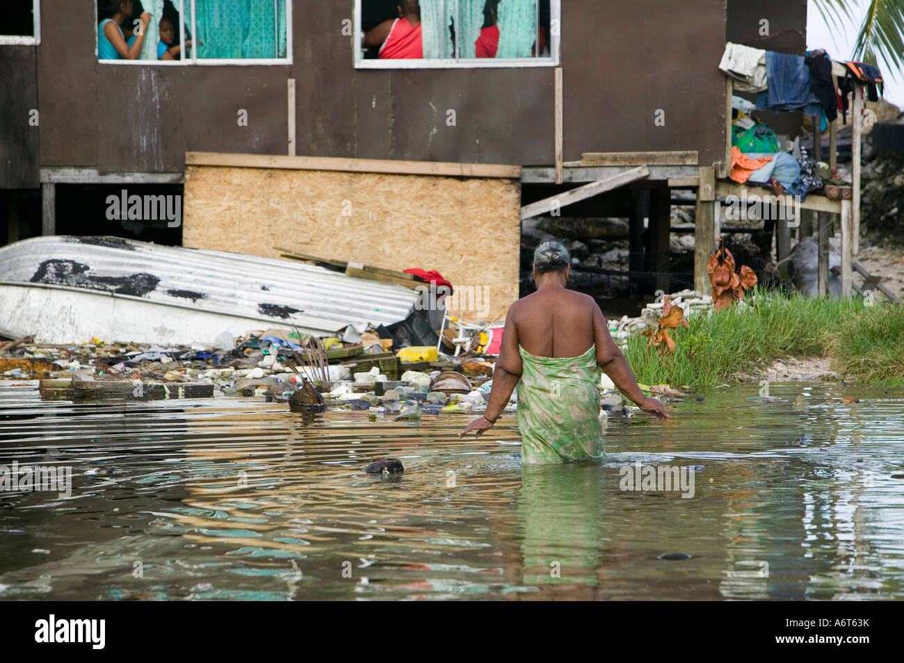 Una casa è invaso da la risalita di acque di esondazione come il mare che inonda Funafuti isola ad alta marea Foto Stock