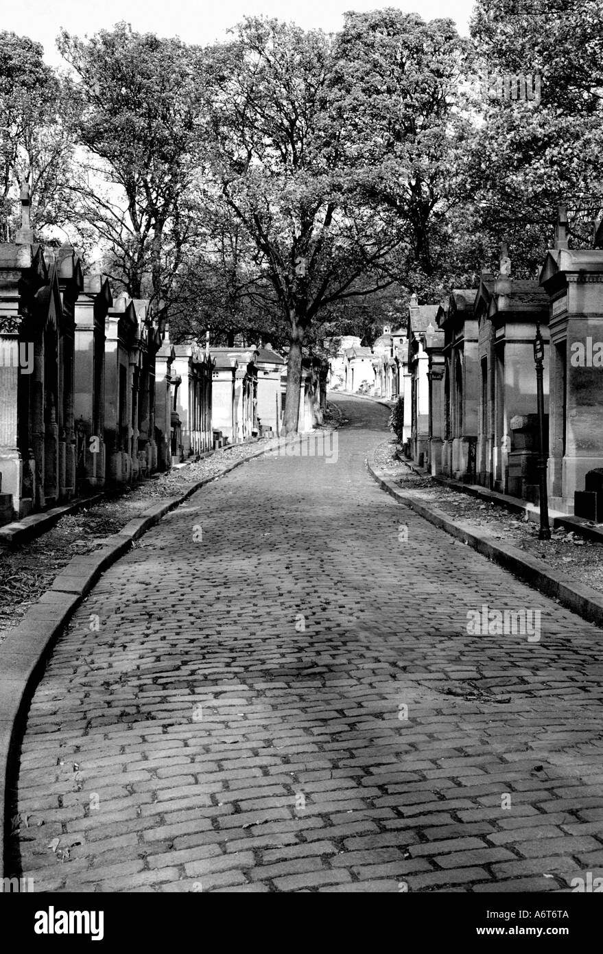 Percorso di spazzamento nel cimitero di Pere Lachaise di Parigi, Francia Foto Stock