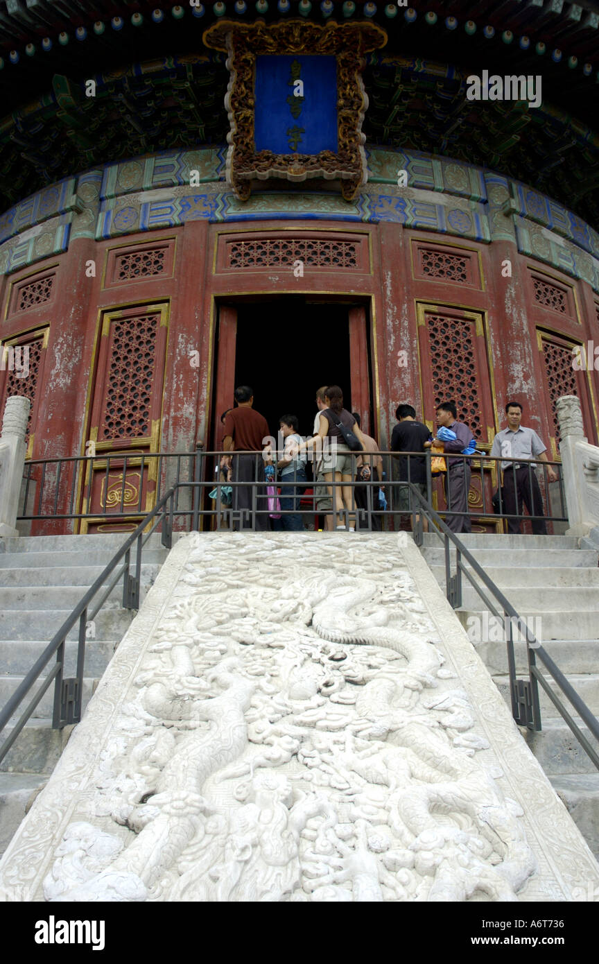 I turisti in piedi fuori l'ingresso alla sala di preghiera per i buoni raccolti, il Tempio del Cielo a Pechino, Cina. Foto Stock