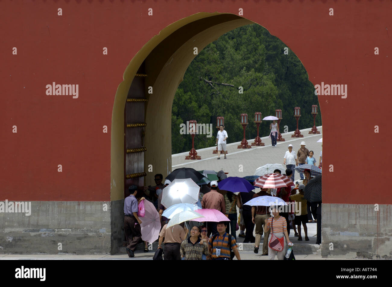 Cina Pechino Il Tempio del Cielo di gate e di fronte alla folla Tiantan Park una domenica pomeriggio Foto Stock