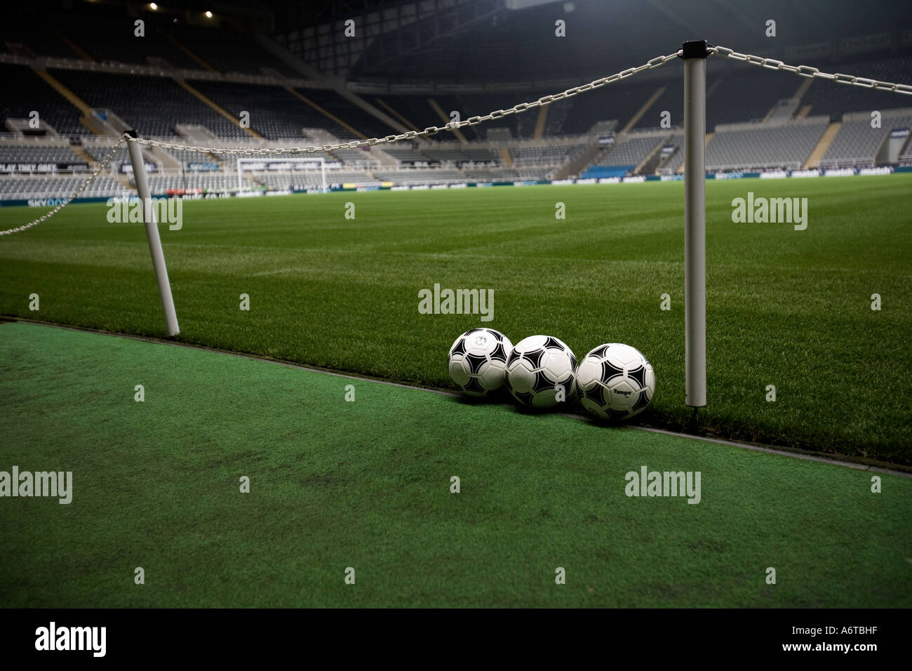 St James Park di notte proiettore completamente vuoto - la casa di NUFC Newcastle United Football Club Foto Stock