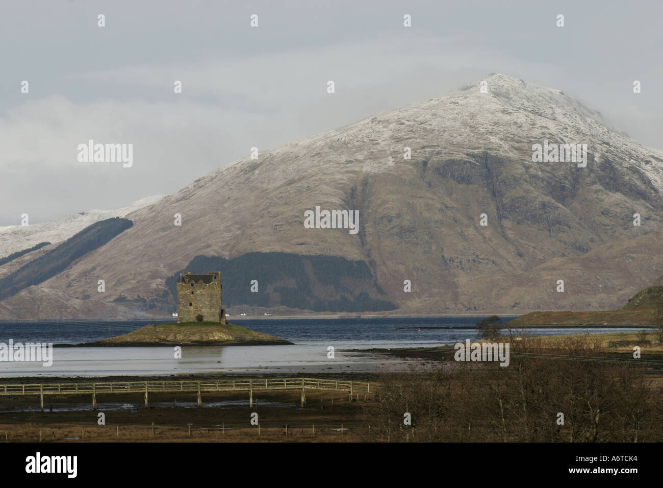 Castle Stalker da Port Appin in Scozia Foto Stock