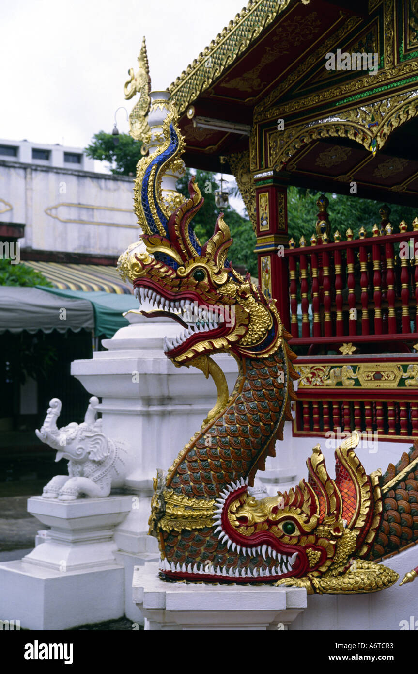 Statua di un Naga o mitico snake come bestia che corre lungo il bordo della scala per un Wat o tempio di Chiang Saen Thailandia Foto Stock