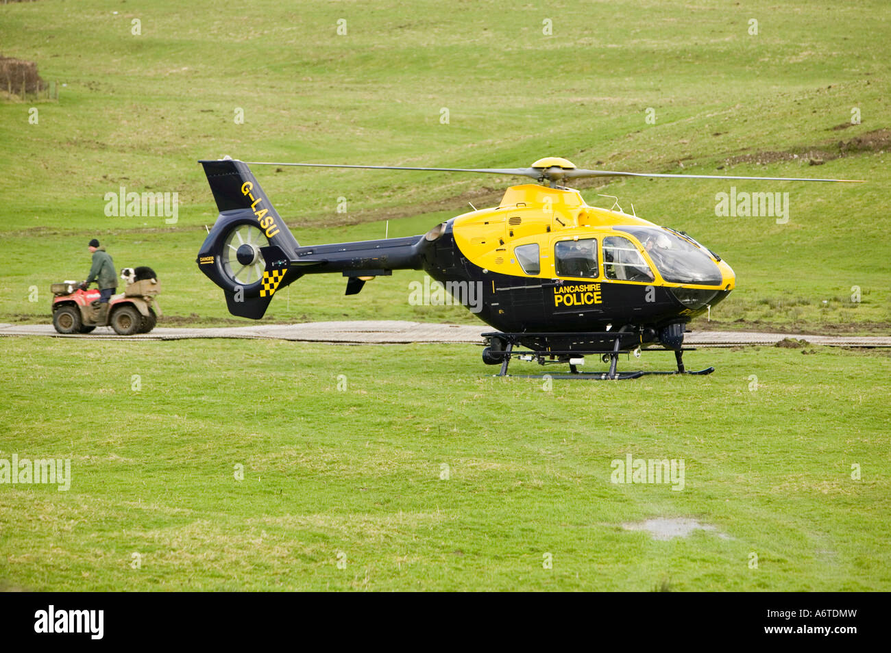 Elicottero della polizia alla virgin train crash a Grayrigg, Kendal Cumbria, Regno Unito causata dal guasto di manutenzione pista Foto Stock