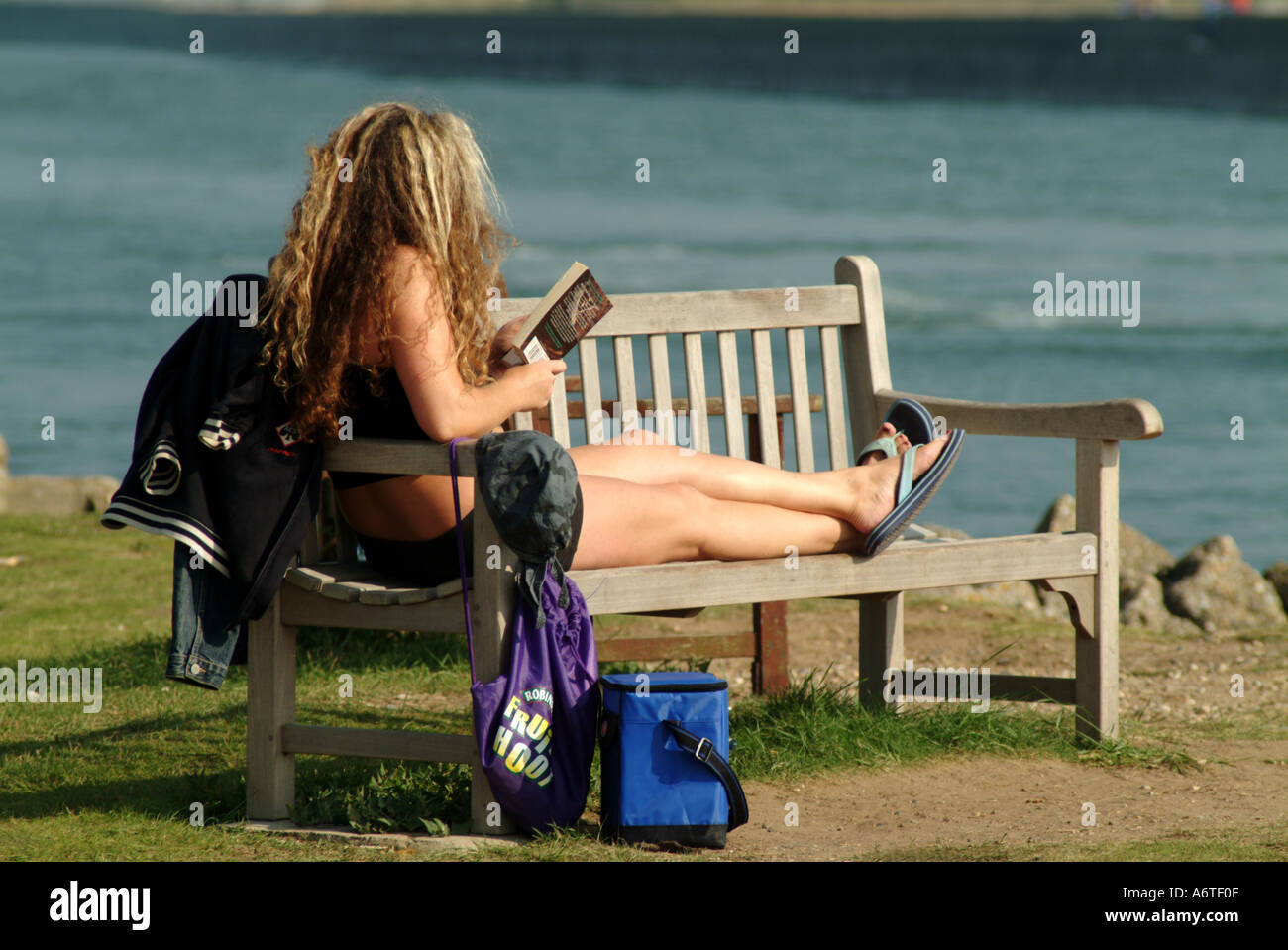 Donna libro lettura Southwold Suffolk Foto Stock