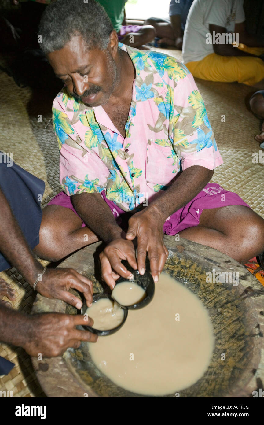 Un Kava cerimonia potabile in capi capanna di Navala Village, Isole Figi Foto Stock